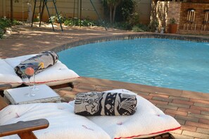 Outdoor pool - Linga Longa Guest House (Kempton Park)