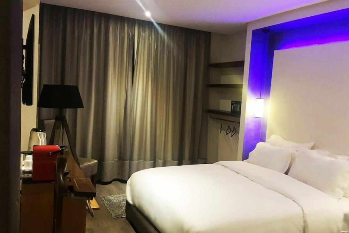 Minibar, safe på rommet, skrivebord og barnesenger (inkludert)