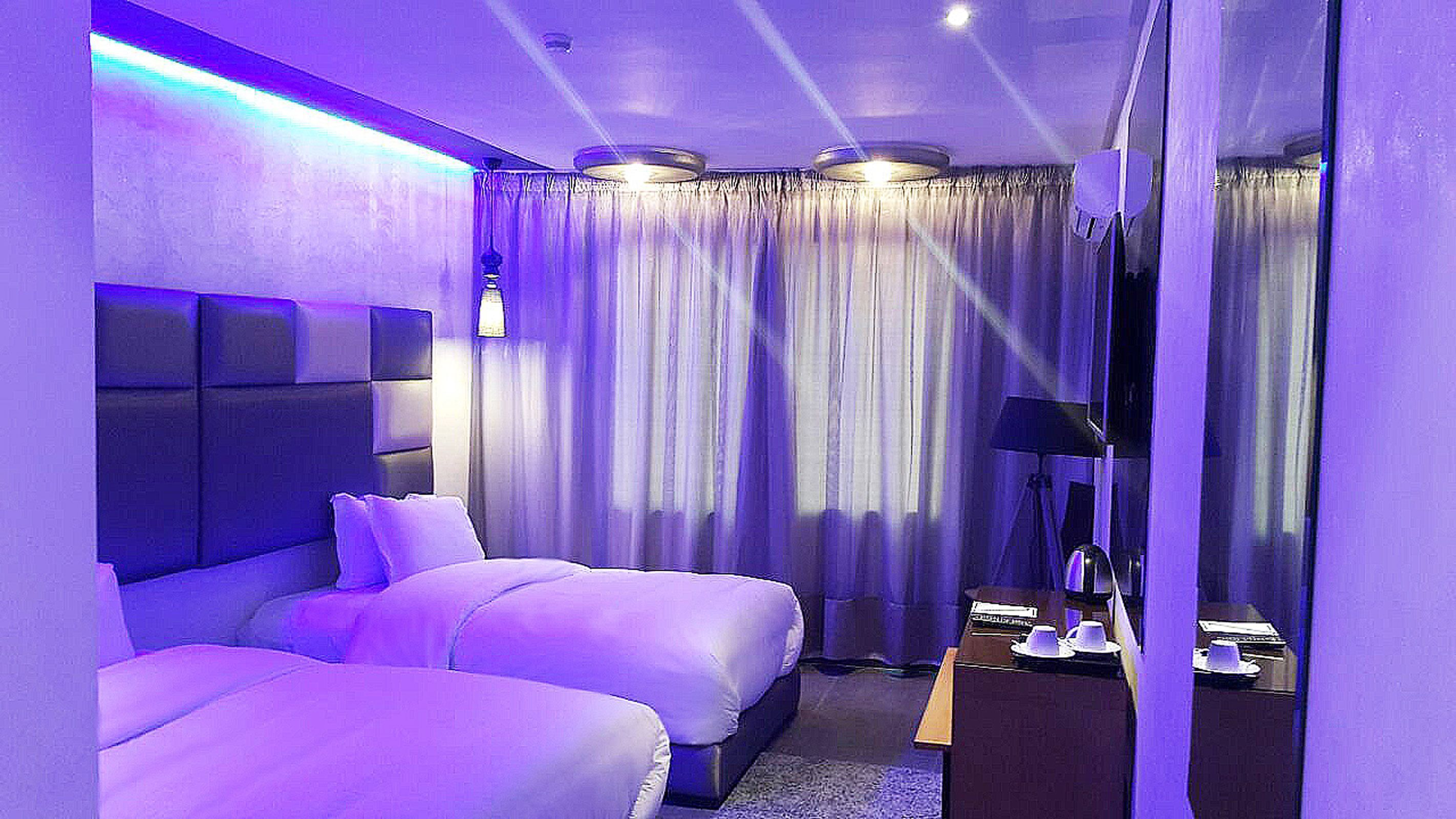 Een minibar, een kluis op de kamer, een bureau, gratis babybedden
