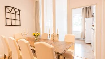 Apartment, 3 Bedrooms | In-room dining