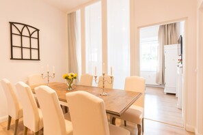 Apartment, 3 Schlafzimmer | Essbereich im Zimmer