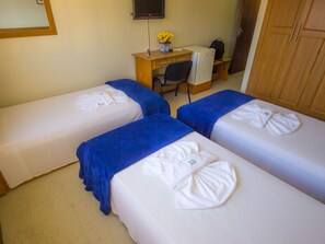 A hotel room with two single beds, a desk with a computer, a chair, and a wardrobe. - Hotel Estrela do Sul (Curitiba)