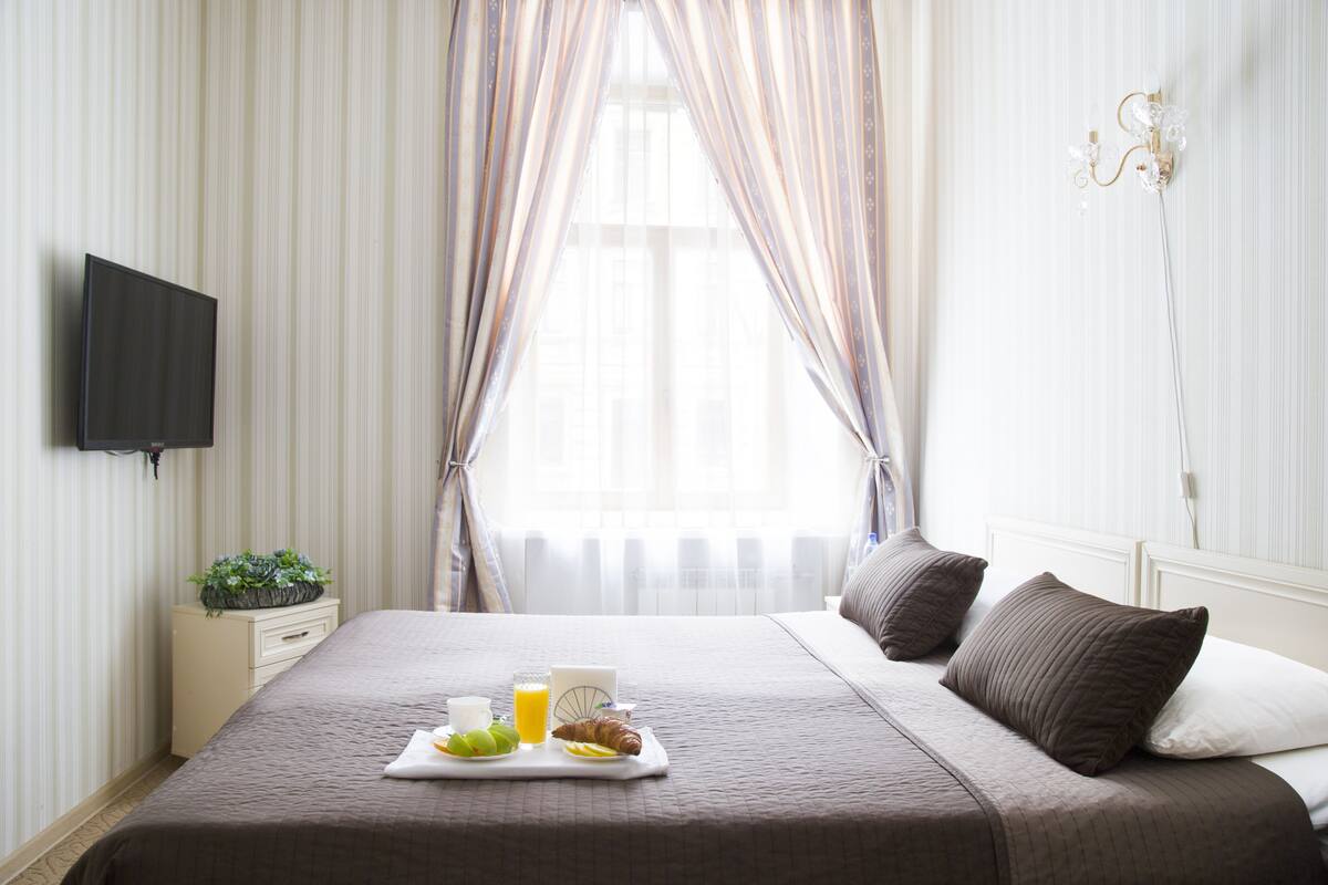 Standard-Doppel- oder -Zweibettzimmer, 1 Doppelbett oder 2 Einzelbetten | Hochwertige Bettwaren, Zimmersafe, Schreibtisch, Verdunkelungsvorhänge