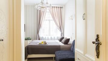 Standard-Doppel- oder -Zweibettzimmer, 1 Doppelbett oder 2 Einzelbetten | Hochwertige Bettwaren, Zimmersafe, Schreibtisch, Verdunkelungsvorhänge