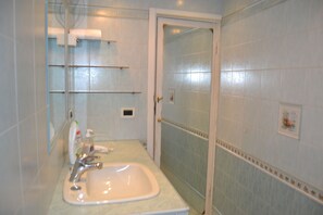 Deluxe Apartment, 3 Bedrooms, Non Smoking, Kitchen | Bathroom | Shower, free toiletries, hair dryer, bidet - Booking House (Rome)
