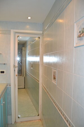 Shower, free toiletries, hair dryer, bidet - Booking House (Rome)