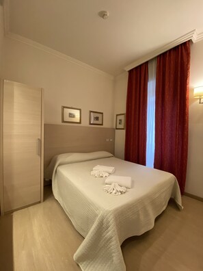 Standard Double or Twin Room | Egyptian cotton sheets, memory foam beds, in-room safe - Booking House (Rome)