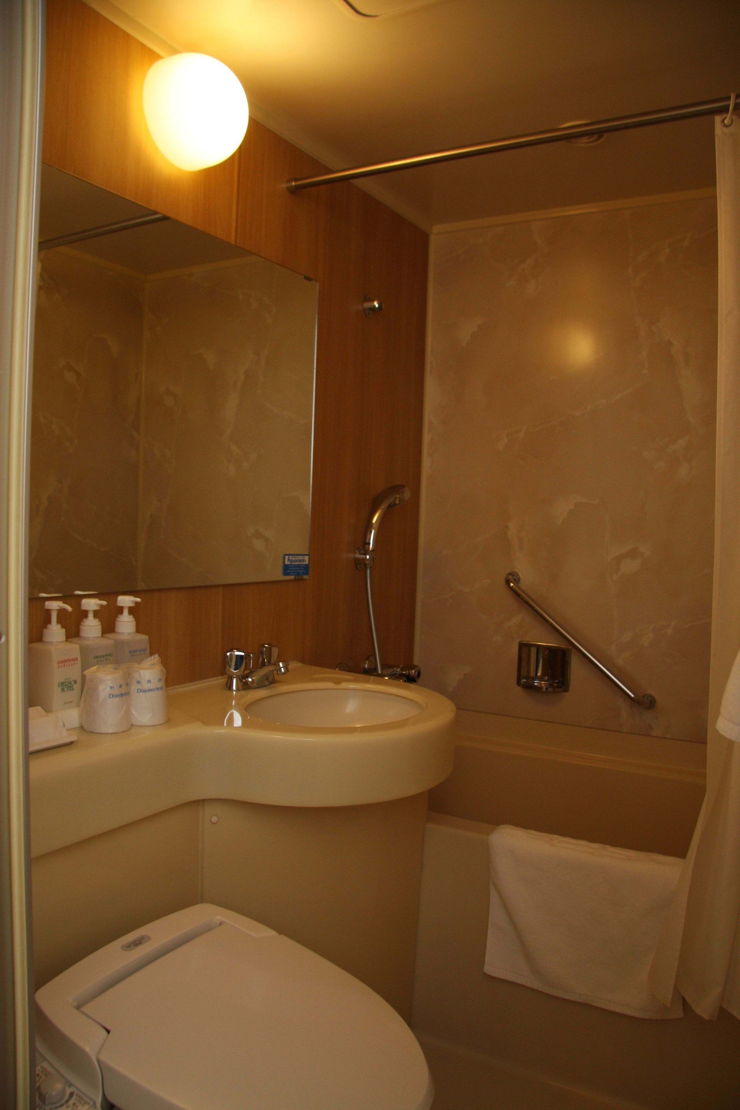 combined shower/bathtub, deep-soaking bathtub, free toiletries