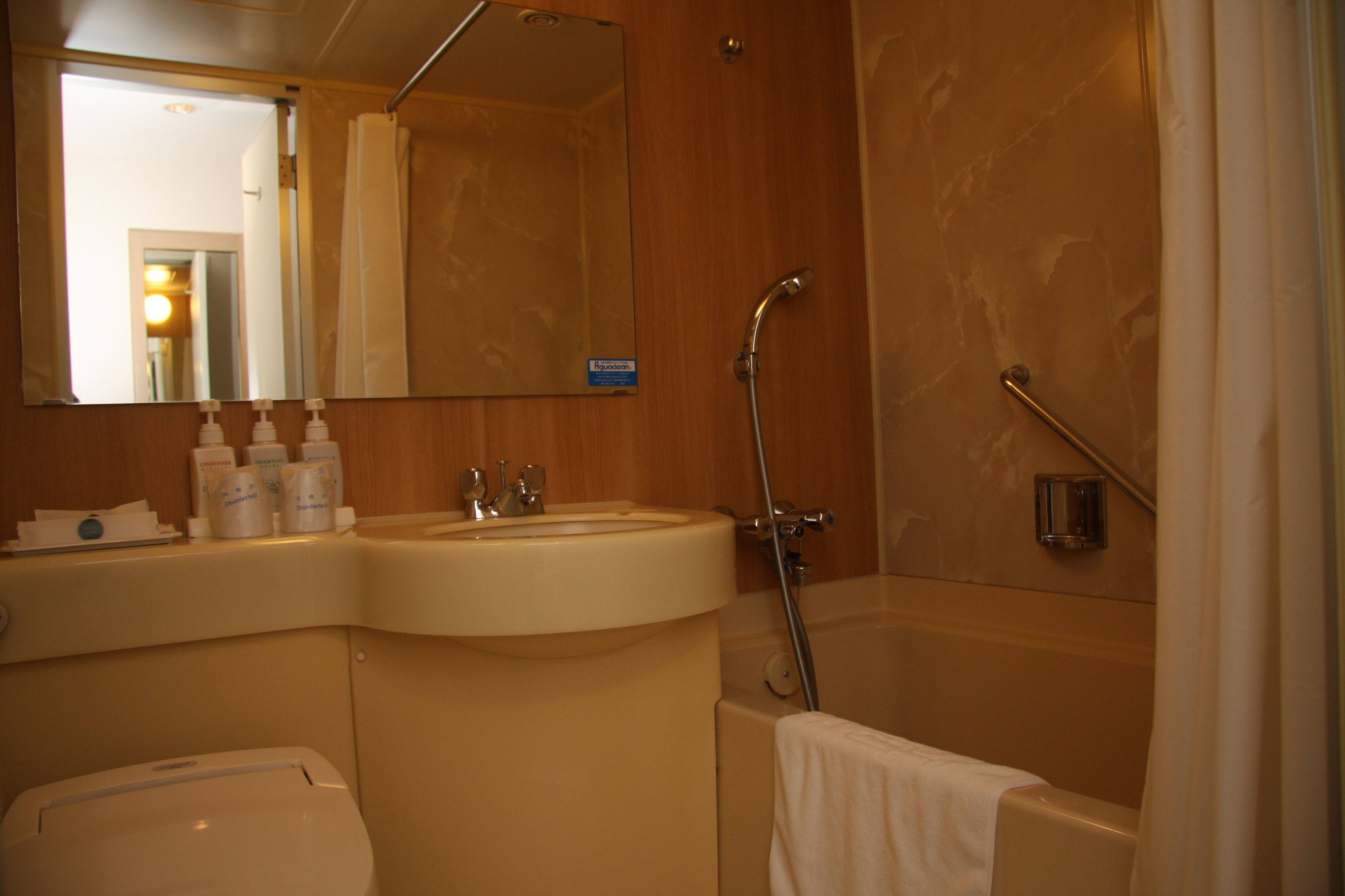 combined shower/bathtub, deep-soaking bathtub, free toiletries