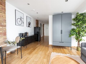 Loft with Rooftop Terrace | Living area | Flat-screen TV, DVD player - Limehome Berlin Kopenhagener Straße (Berlin)