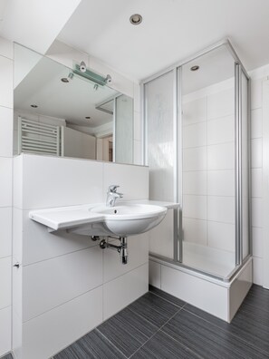 Gratis toiletartikelen, een haardroger, handdoeken, shampoo