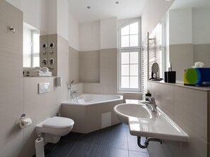 Appartement | Badkamer | Gratis toiletartikelen, een haardroger, handdoeken, shampoo