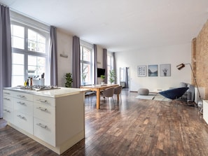 One-Bedroom Suite | Living area | Flat-screen TV, DVD player - Limehome Berlin Kopenhagener Straße (Berlin)