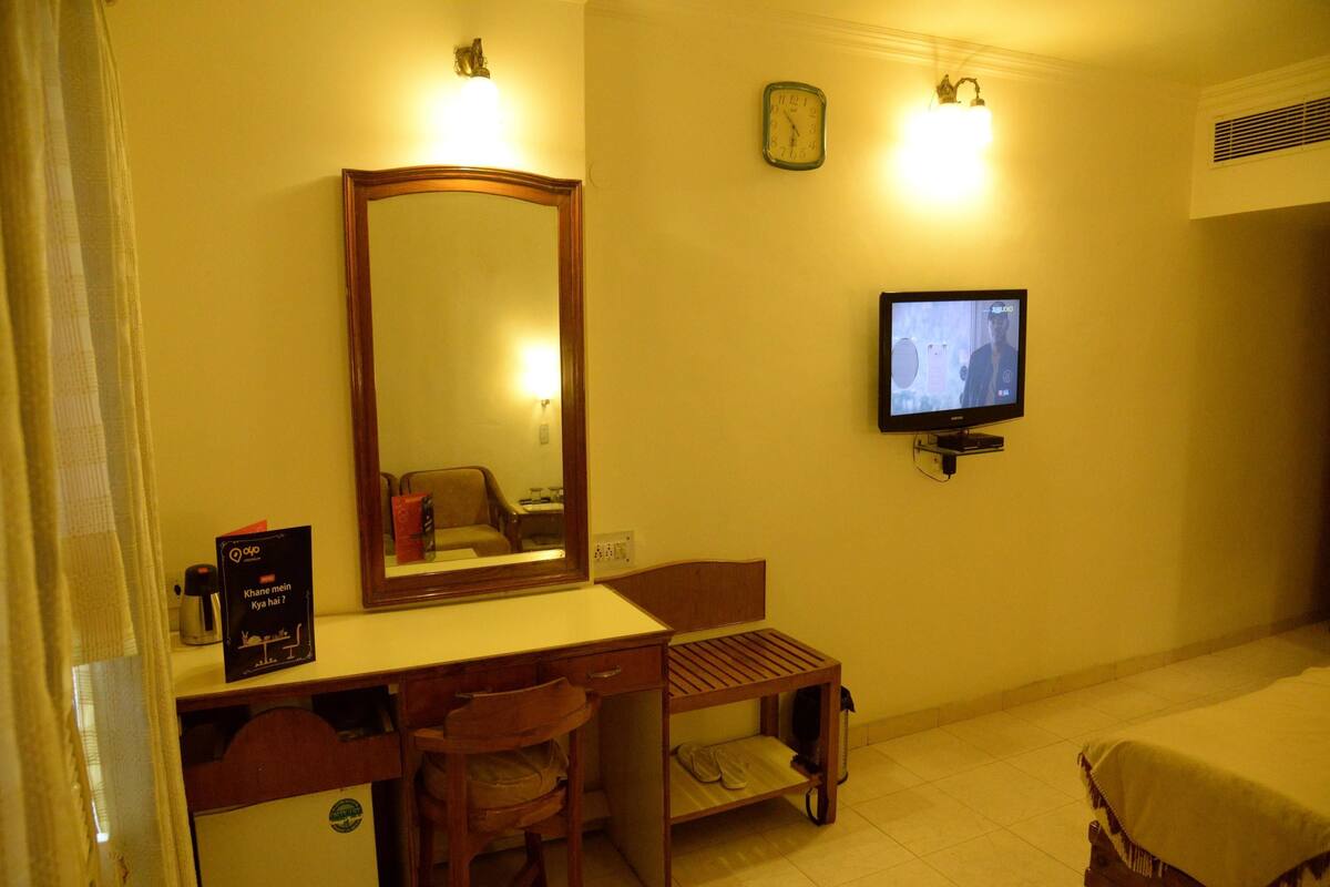 Standard Double or Twin Room, 1 Bedroom, Private Bathroom | In-room safe, desk, free WiFi