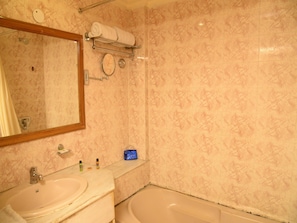 Standard Double or Twin Room, 1 Bedroom, Private Bathroom | Bathroom | Shower, rainfall showerhead, free toiletries, towels
