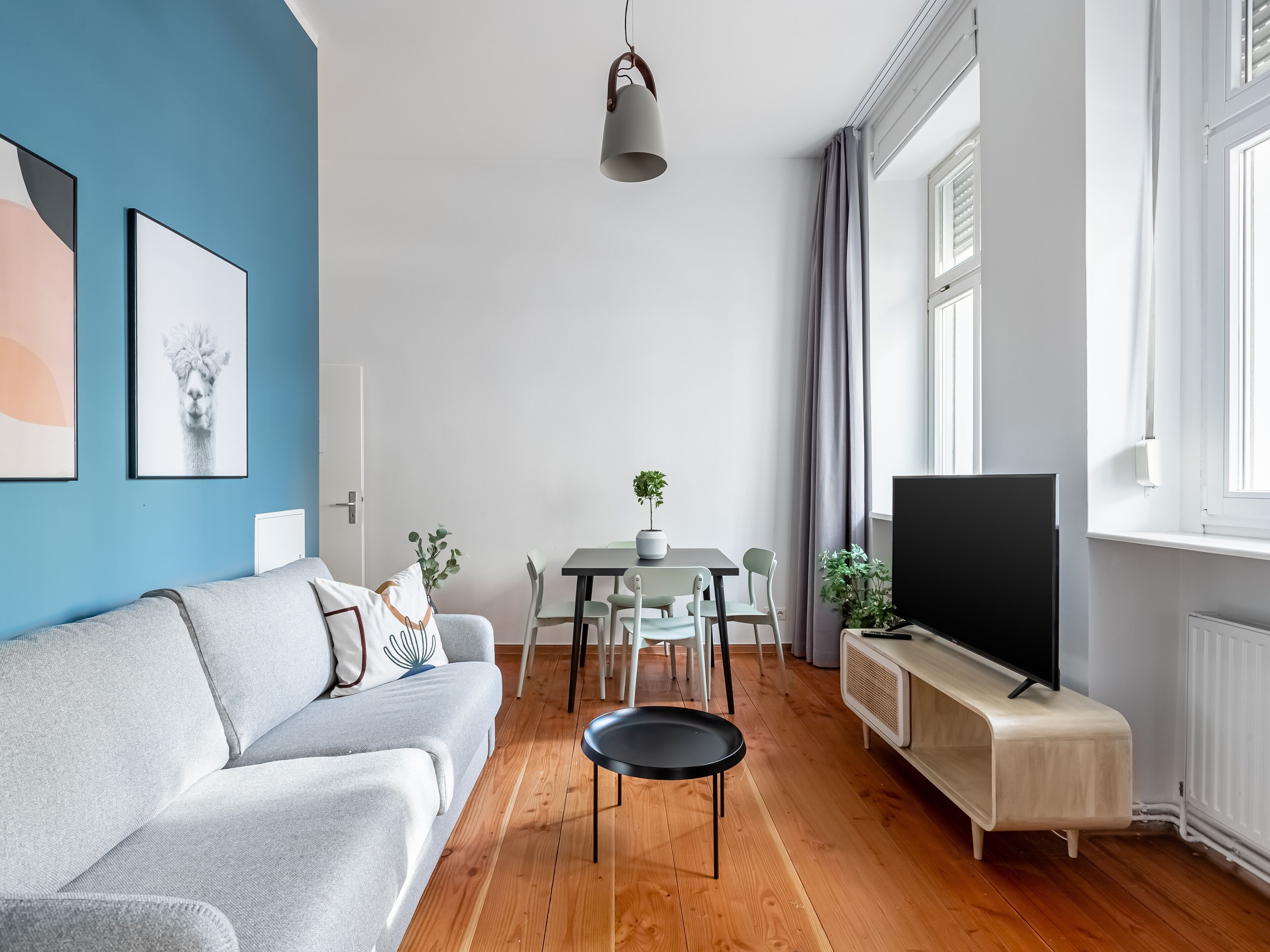 One-Bedroom Suite XL | Coin séjour | Télévision à écran plat, lecteur de DVD