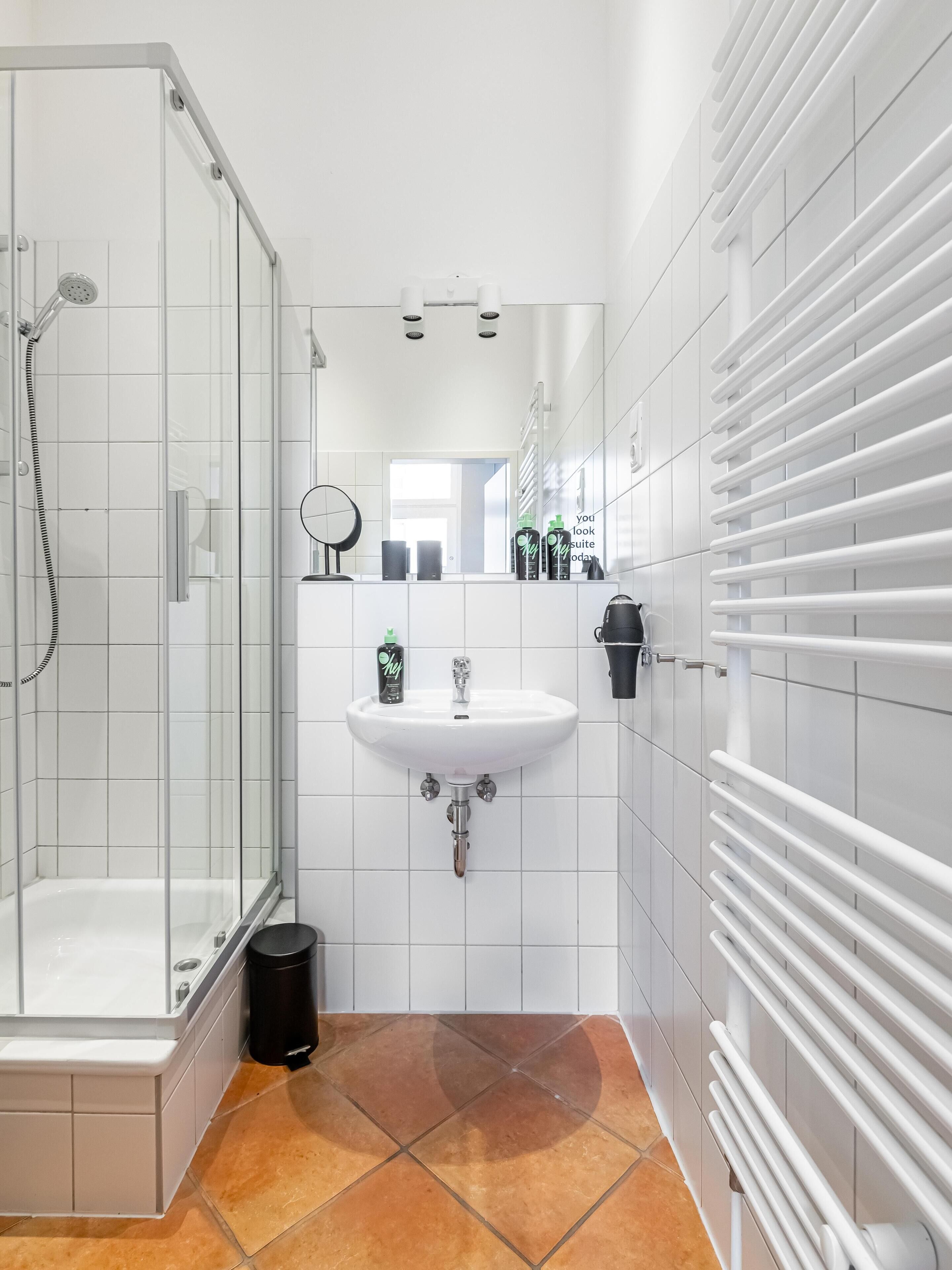 Suite M | Baño | Regadera, secadora de cabello, toallas 