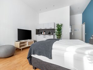 Suite XL | Desk, laptop workspace, free WiFi, bed sheets - Limehome Berlin Malmöer Straße (Berlin)