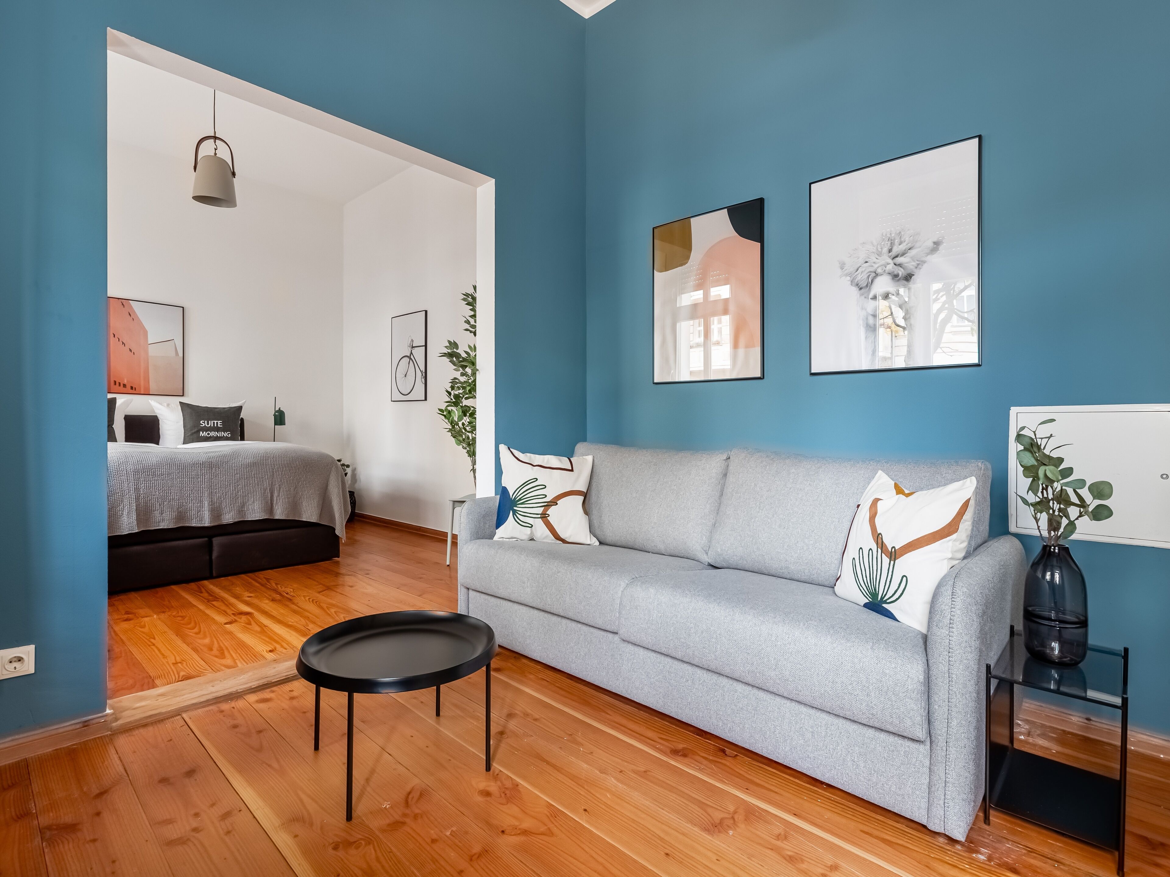 One-Bedroom Suite XL | Coin séjour | Télévision à écran plat, lecteur de DVD