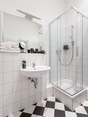 One-Bedroom Suite XL | Bathroom | Shower, hair dryer, towels - Limehome Berlin Malmöer Straße (Berlin)