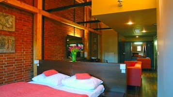 Family Suite | Minibar, in-room safe, desk, iron/ironing board