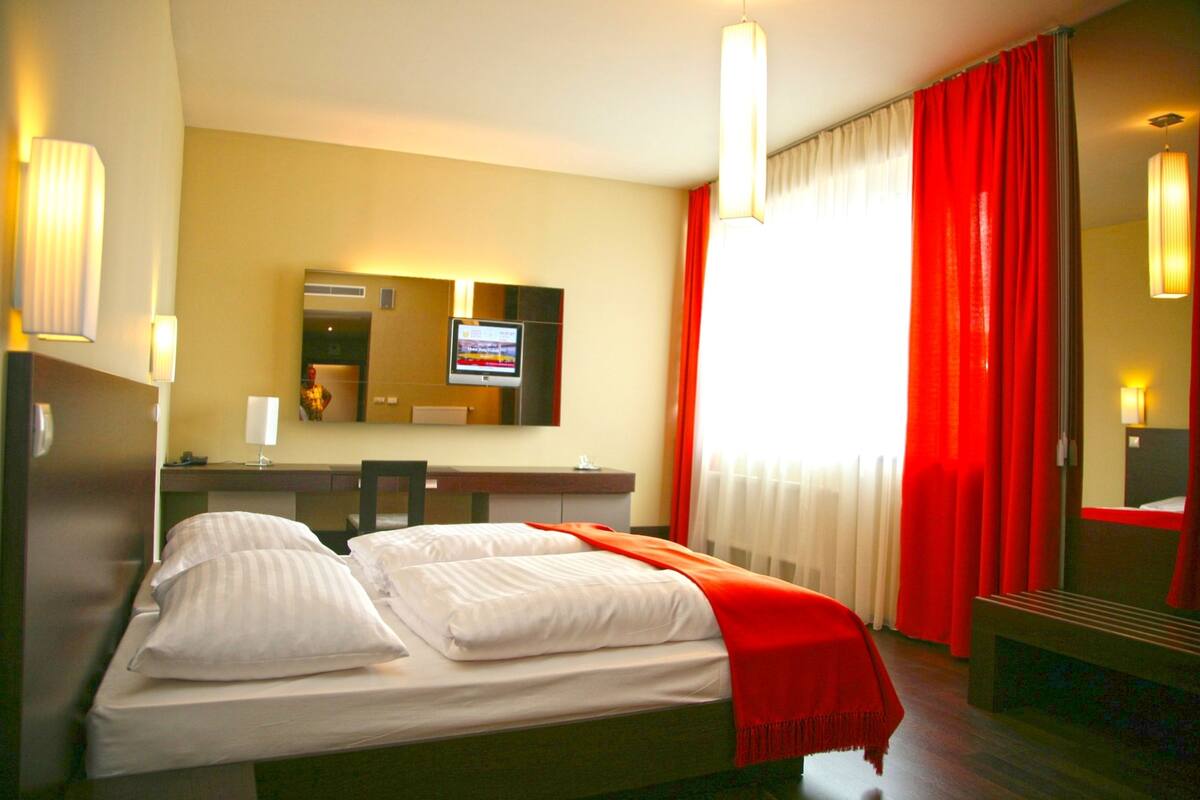 Quarto casal standard | Frigobar, cofres nos quartos, escrivaninha