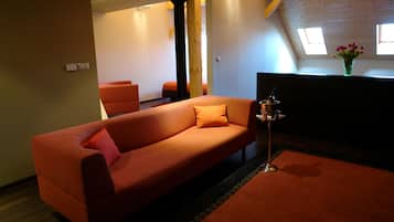 Family Suite | Minibar, in-room safe, desk, iron/ironing board