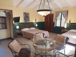 Ropa de cama de alta calidad y caja de seguridad en la habitación