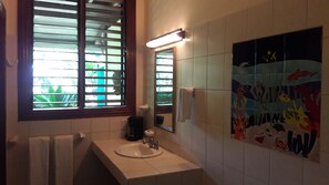Classic Room, 1 Double Bed, Non Smoking | Bathroom | Shower, free toiletries, hair dryer, towels - Playa Negra Guesthouse (Cahuita)