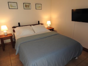 Rom – comfort, 1 queensize-seng, ikke-røyk, bassengutsikt | Sengetøy av topp kvalitet, safe på rommet og blendingsgardiner