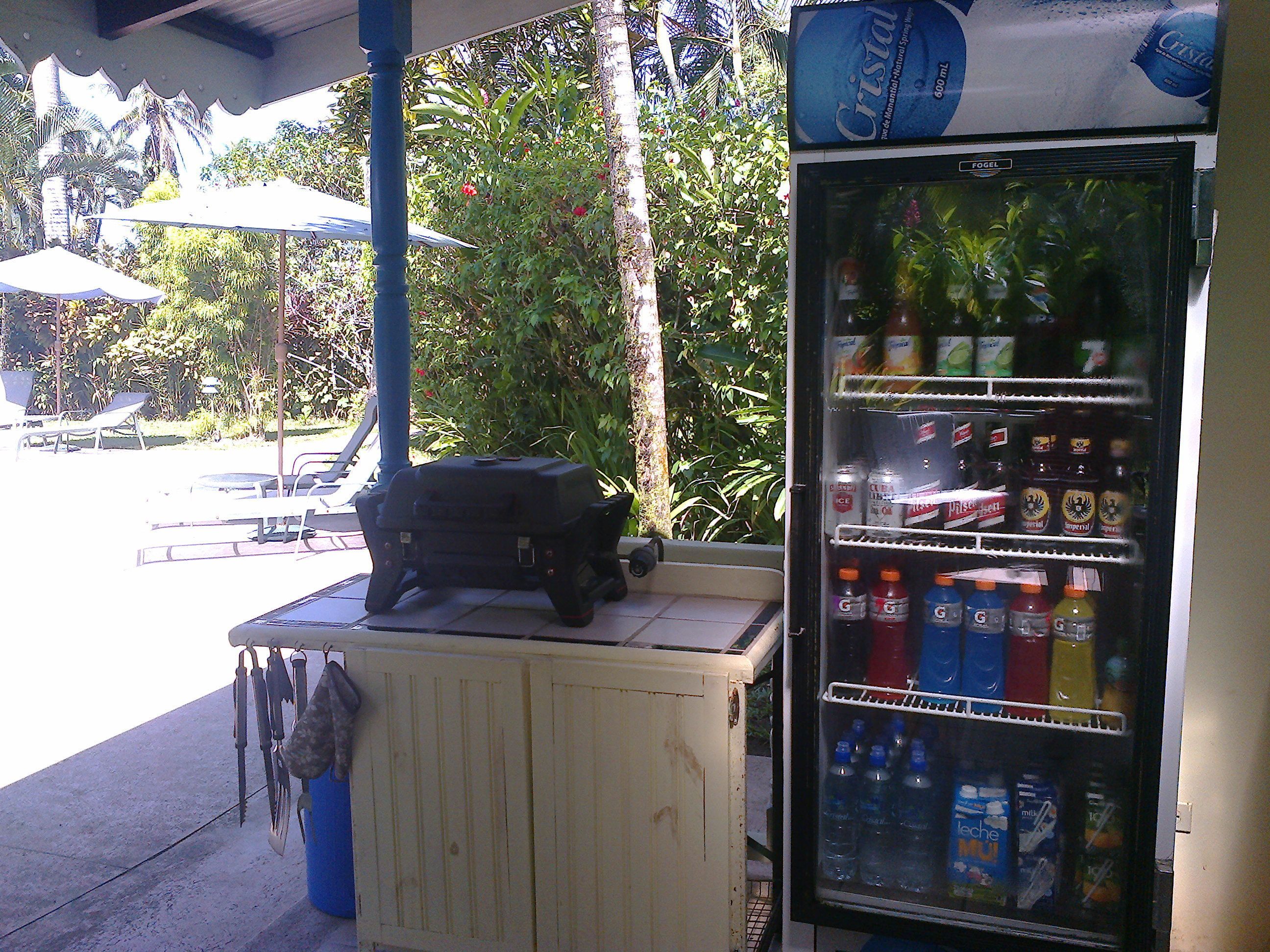 Un distributeur automatique proposant diverses boissons, avec une valise posée sur le dessus.