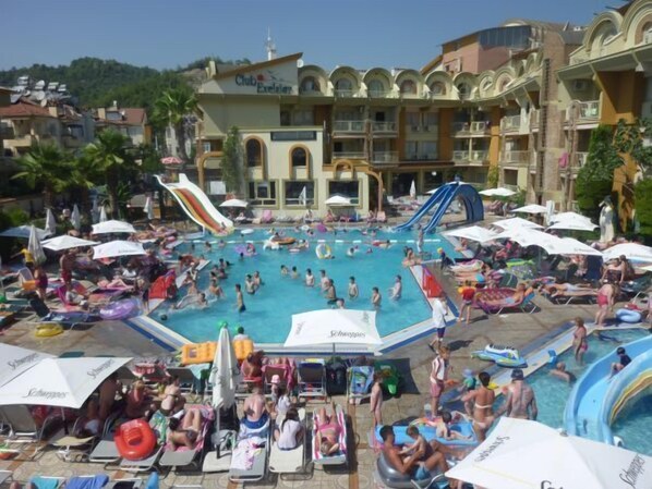 室外游泳池，池畔遮阳伞，日光浴躺椅