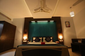 Standard Double or Twin Room, 1 Katil Kelamin (Double), Private Bathroom | Peti besi dalam bilik, meja, Wi-fi percuma