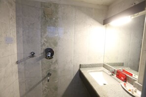 Standard Double or Twin Room, 1 Katil Kelamin (Double), Private Bathroom | Bilik Mandi | Pancuran mandi, kelengkapan dandanan diri percuma, tuala disediakan