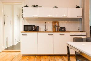 City Studio (Apartment Görlitzer 02) | Private kitchen | Fridge, microwave, oven, stovetop - Apartments am Görlitzer Park (Berlin)