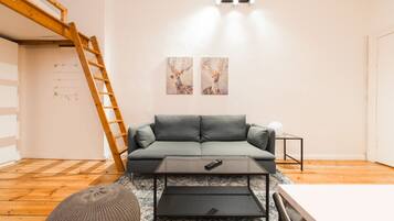 City Studio (Apartment Görlitzer 02) | Living area | Flat-screen TV