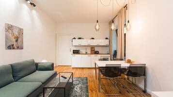 City Studio (Apartment Görlitzer 02) | Private kitchen | Fridge, microwave, oven, stovetop