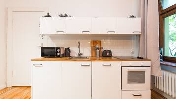 City Studio (Apartment Görlitzer 02) | Private kitchen | Fridge, microwave, oven, stovetop