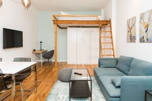 Kaupunkistudio (Apartment Görlitzer 02) | Kannettavalle tietokoneelle sopiva työtila, silitysrauta/-lauta
