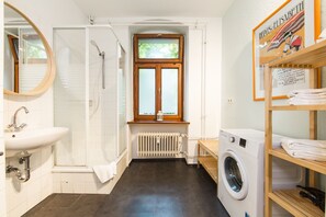 City-Studio (Apartment Görlitzer 02) | Badezimmer | Dusche, Haartrockner, Seife