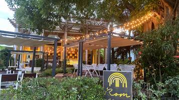 3 restaurants, Thai cuisine