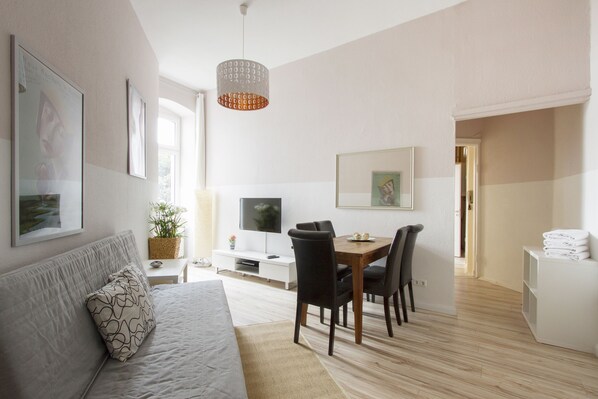 Apartment (Wedding 9) | Living area