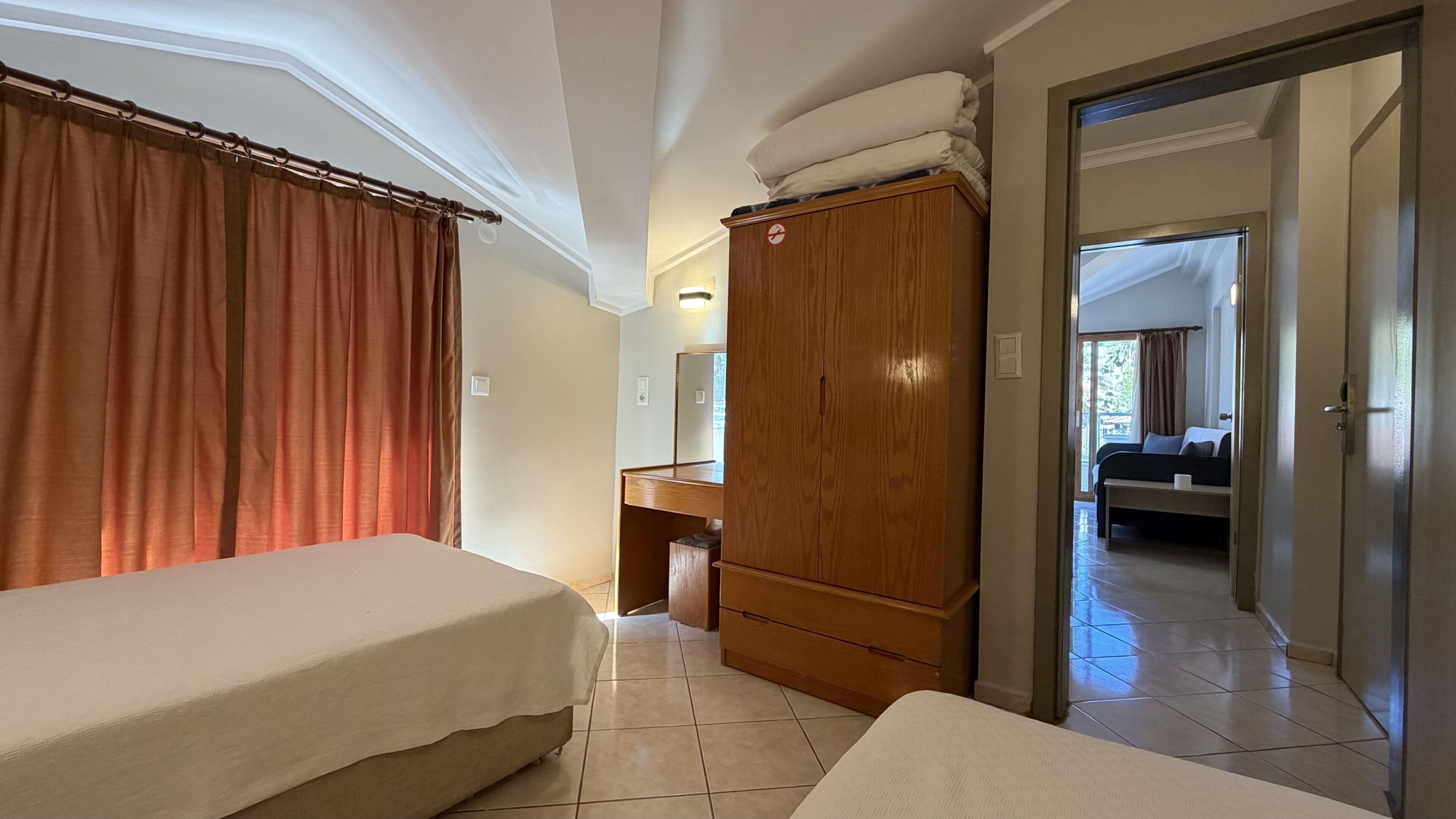 Ropa de cama de alta calidad, escritorio y sistema de insonorización 