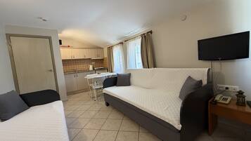 Standard Room | Premium bedding, desk, soundproofing, free cribs/infant beds