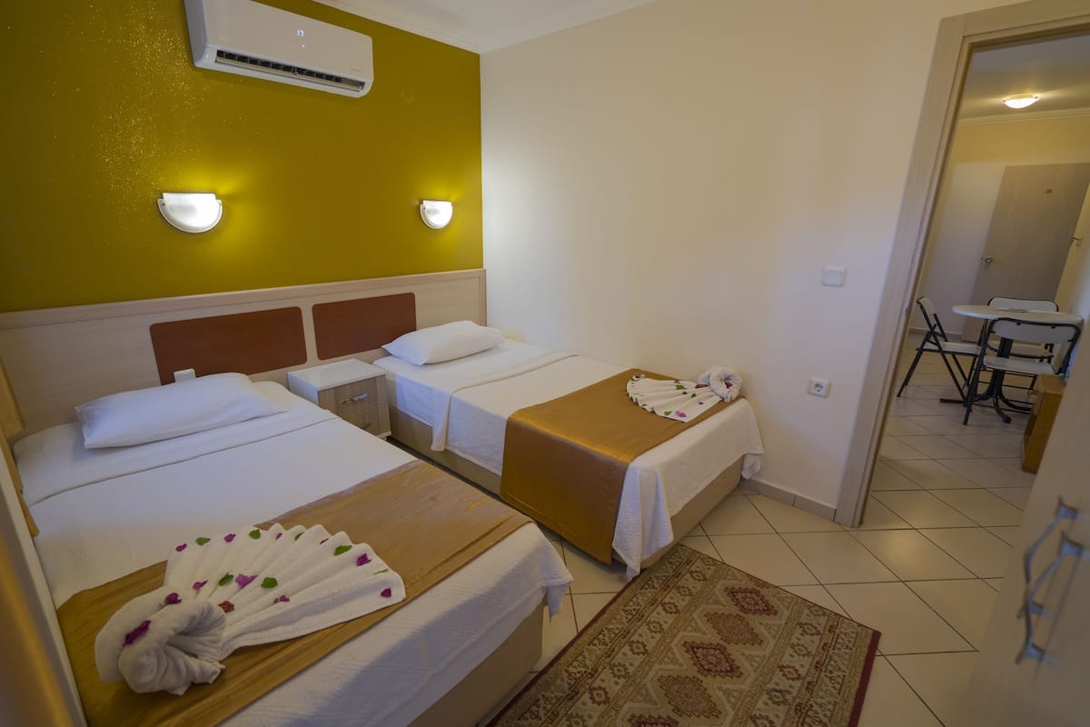Suite | Premium bedding, desk, soundproofing, free cots/infant beds