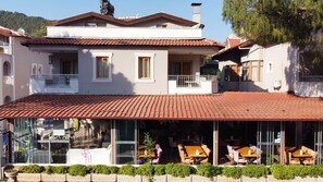 Breakfast, lunch and dinner served - Arya Apart (Marmaris)