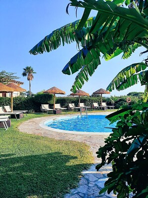 Seasonal outdoor pool, pool umbrellas, pool loungers - Residence Le Bouganville (Villasimius)