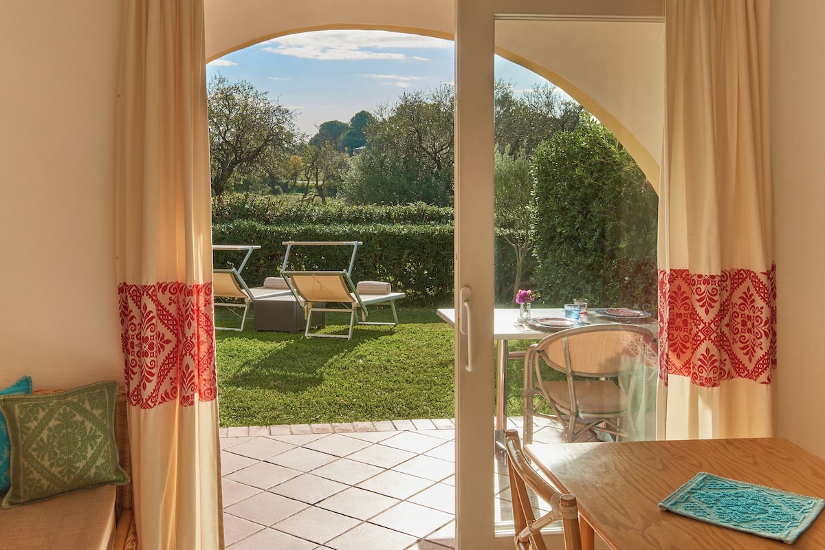 Peti besi dalam bilik, ruang kerja komputer riba