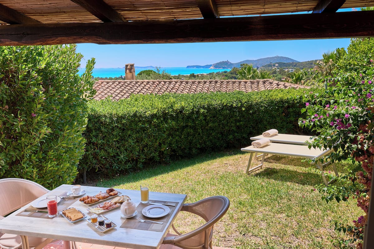 Peti besi dalam bilik, ruang kerja komputer riba