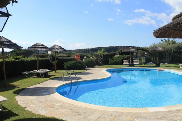 Piscina externa sazonal, guarda-sóis, espreguiçadeiras